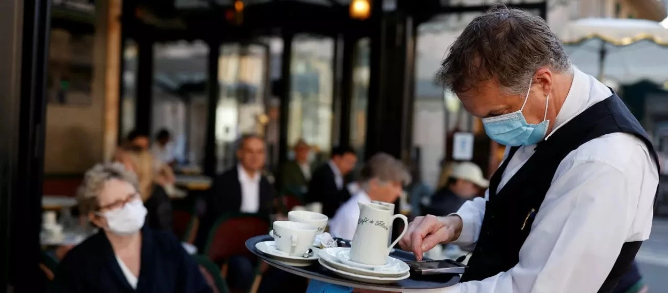 Σταδιακή επιστροφή στην κανονικότητα στην Γαλλία - Αποχαιρετούν τις μάσκες σε εξωτερικούς χώρους